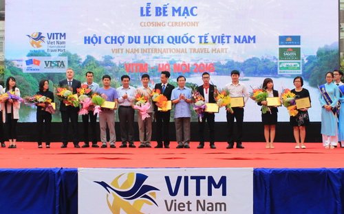 Phó Tổng cục trưởng Tổng cục Du lịch Hà Văn Siêu và Giám đốc Sở Du lịch Hà Nội Đỗ Đình Hồng trao chứng nhận cho 10 đơn vị có gian hàng quy mô và ấn tượng nhất tại VITM 2016